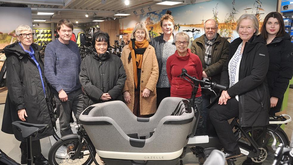 Von links: Nicola Pleye-Frikke (Werbegemeinschaft), Christian Hilbrandts (Kinderschutzbund), die Rheiderländer Gewinnerinnen Frauke Harms und Jutta Eilderts, Jutta Blank (Lebenshilfe Leer), die Gewinner Else Martens, Fokko Weiland und Almuth Janssen sowie Mareike Manssen (Werbegemeinschaft Leer). © Wolters