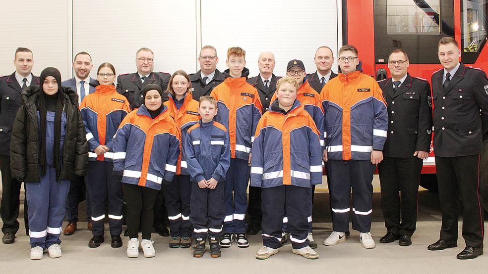 Die Jugendfeuerwehr Weener hielt ihre Jahresversammlung mit einigen Gästen ab. Dabei waren (hintere Reihe von links) der stellvertretende Jugendfeuerwehrwart Ingo Stanschus, der stellvertretende Bürgermeister Nico Bloem, der stellvertretende Ortsbrandmeister Ewald Spengel, Kreisjugendfeuerwehrwart Timo Smit, Stadtjugendfeuerwehrwart Ewald Freese, der stellvertretende Stadtbrandmeister Steffen Voss, Stadtbrandmeister Jörg Fisser und Jugendfeuerwehrwart Sven Fisser.  © Foto: Rand