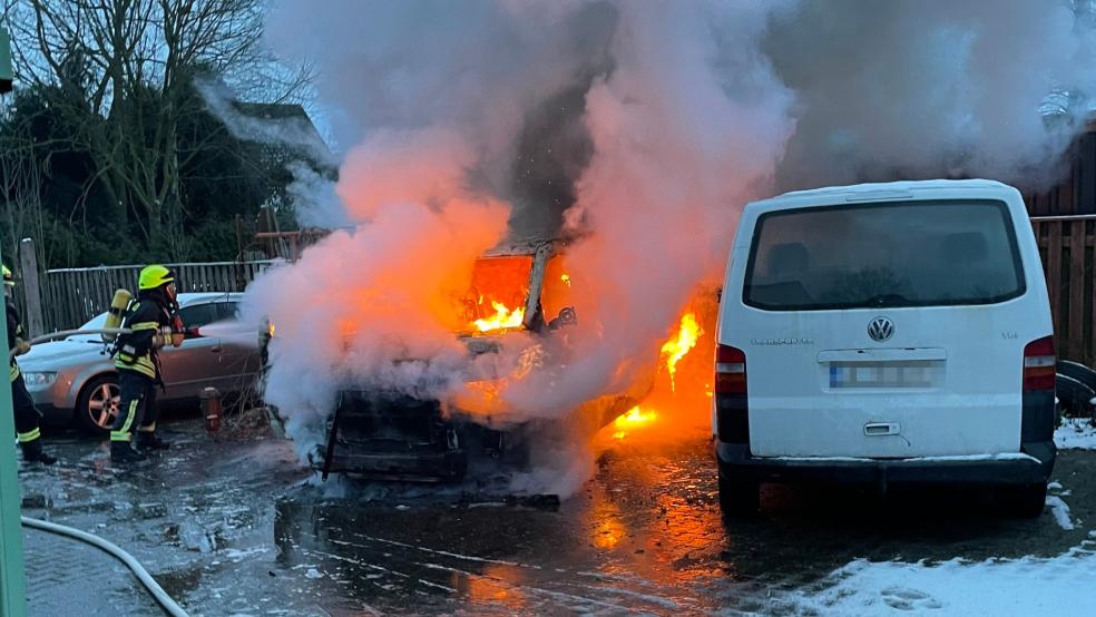 Das Fahrzeug stand lichterloh in Flammen © Feuerwehr