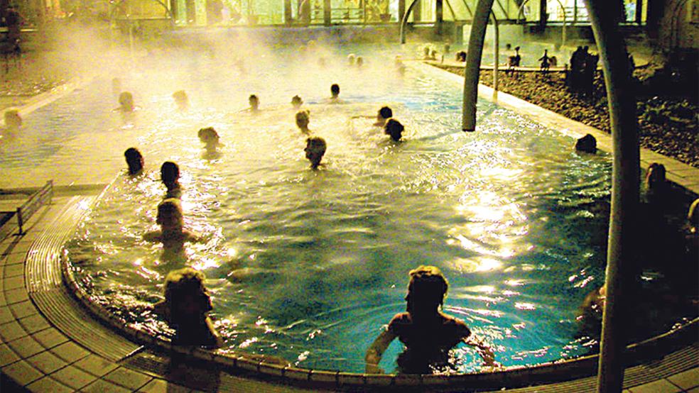 Mit Volldampf die Nutzung der Sonnenkraft forcieren: Die Thermen in Bad Nieuweschans wollen mittelfristig klimaneutral werden. In diesem Jahr sollen auf dem Parkplatz rund 1000 Solarpaneele installiert werden.  © Foto: RZ-Archiv