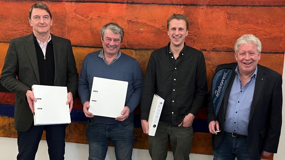 Fred Meyer (Geschäftsführung Cassen-Tours), Albert und Dirk Keizer (beide Geschäftsführung NG Shipyards) sowie Rolf Harms (Geschäftsführung Cassen-Tours, von links) unterzeichneten in Norddeich den Bauvertrag für die neue Expressfähre. © Reederei Cassen-Tours Cassen Eils & Frisia Touristik GmbH