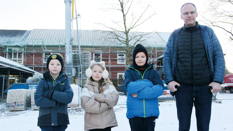 Sind nicht begeistert von der Baustelle an der Grundschule Möhlenwarf und den Folgen davon: Die Drittklässler Jenke (von links), Maila und Jannes. Schulleiter Thomas Stern hofft, dass das Dach im Februar fertig saniert sein wird.  © Foto: Busemann