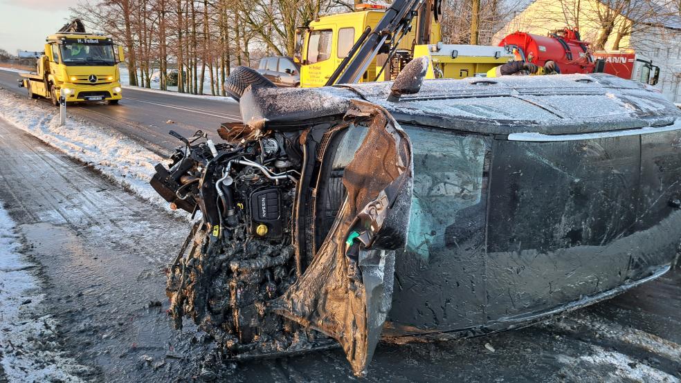 Sowohl der Nissan (Foto) als auch der Opel Corsa wurden erheblich beschädigt und mussten von einem Abschleppdienst geborgen werden. © Szyska