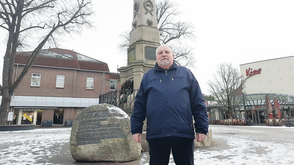 Michael Jacob organisiert zusammen mit einigen Gleichgesinnten die Veranstaltungsreihe, die sich mit der Geschichte der Leeraner Denkmäler und Erinnerungsorte auseinandersetzt.  © Foto: Berents