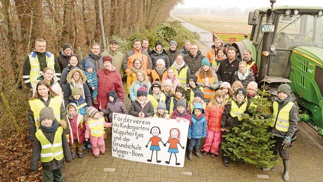 Viele kleine Helfer beim Weihnachtsbaumsammeln