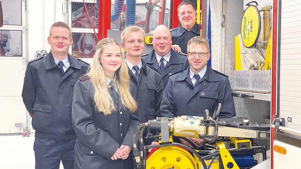 Ernannt oder befördert wurden bei der Feuerwehr Bunde (von links) Arno Yzer, Amelie Mansholt, Finn Jürgens, Marko Koenen, Ralf Leemhuis und Florian de Boer.  © Foto: Kuper