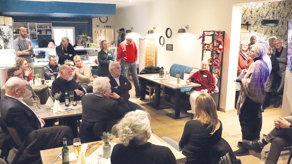 Die Integrationsbeauftragte des Landkreises Leer, Anna Kuhn (rechts), schätzt das Fest der Begegnungen verschiedener Nationalitäten.  © Foto: Ammermann