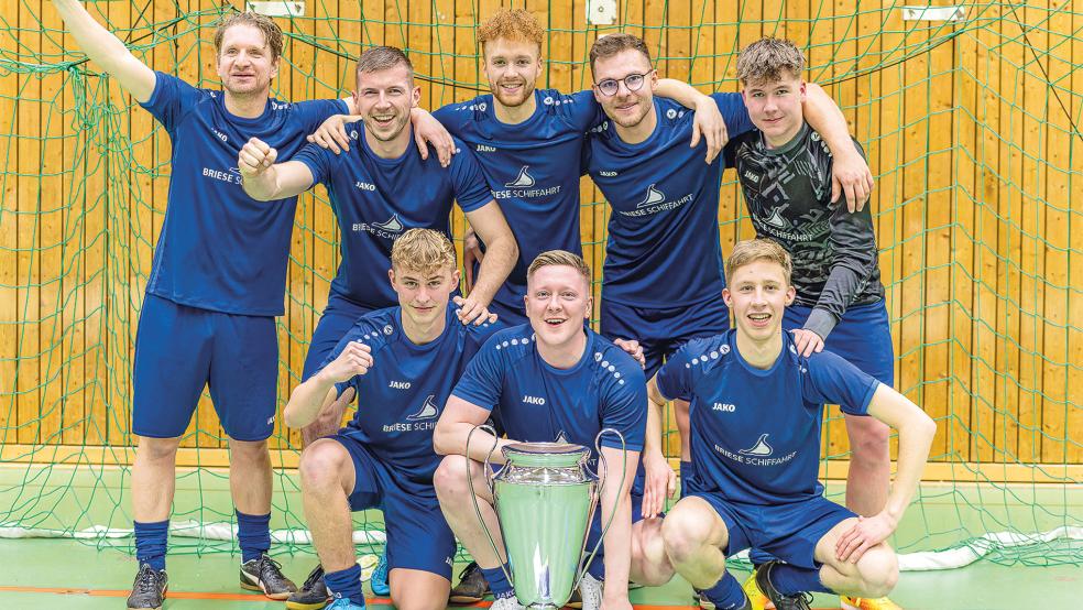 Das Team von »Briese Schiffahrt« darf am Montag den Pokal in der Firma präsentieren.  © Fotos: Jungeblut