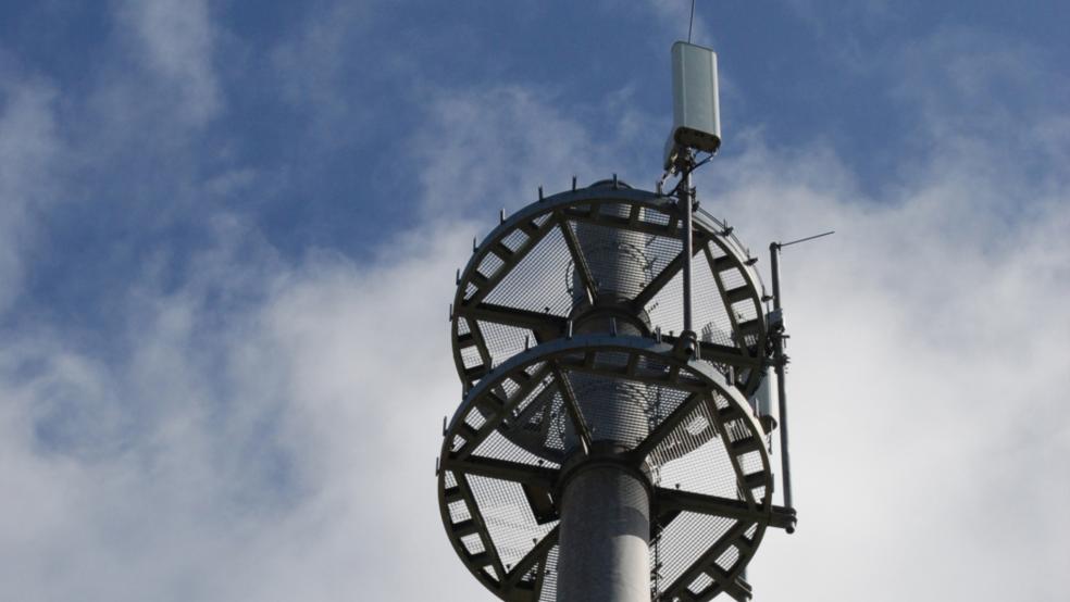 Zwei ihrer Mobilfunkmasten, hier ein Symbolbild, hat die Telekom in Weener und Bunde jetzt mit Breitband-Internet mit 5G-Standard aufgerüstet. © Hoegen