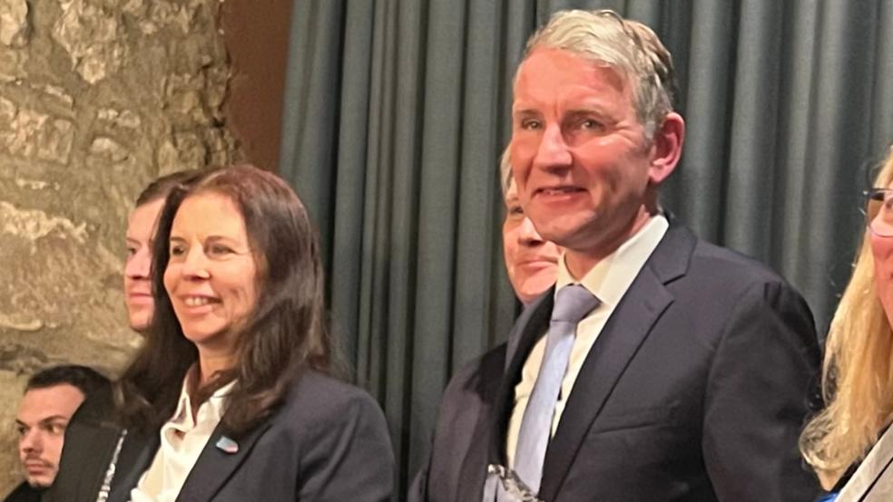 Seite an Seite: Anja Arndt, Kreisvorsitzende der AfD Ostfriesland und niedersächsische AfD-Spitzenkandidatin für die Europawahl, sprach bei einer Preisverleihung an Björn Höcke auf dem AfD-Neujahrsempfang in Northeim ein Grußwort.  © Foto: Olaf Weiss (Hessische/Niedersächsische Allgemeine) 