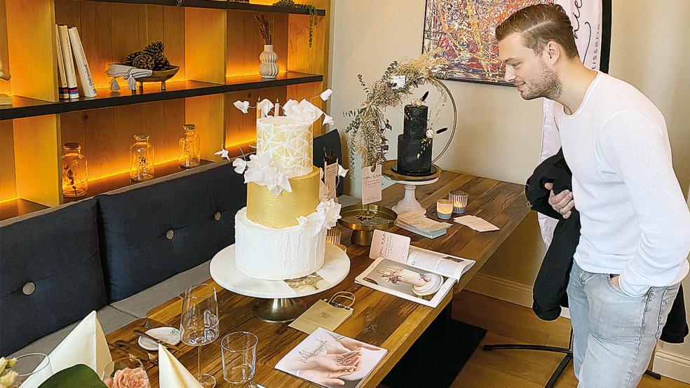 Während seine künftige Ehefrau sich die Hochzeitkleider anschaute, interessierte sich Jasper Huls aus dem niederländischen Blijham für die Hochzeitstorte.  © Foto: Kuper