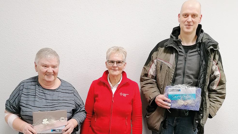 Hildegard Hinderks (Mitte) ehrte Rita Bürk und Jens Groenewold.  © Foto: DRK Weenermoor-Möhlenwarf