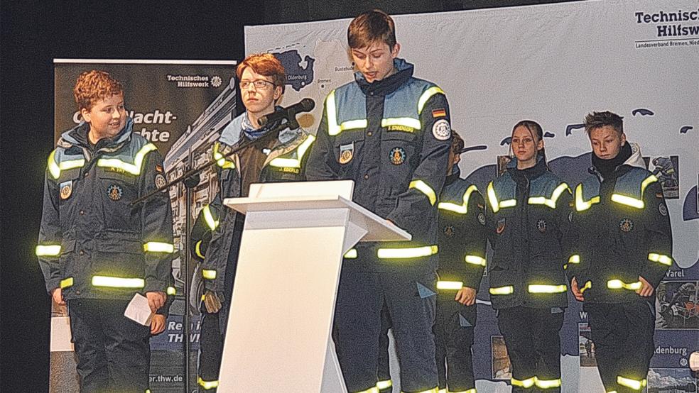 Stellvertretend für die insgesamt 46 Junghelfer des Ortsverbandes berichteten Hauke Vry aus Holthusen, Sönke-Rikus Sonnenberg und Jakob Eberlei über die Ausbildungsarbeit.  © Foto: Wolters