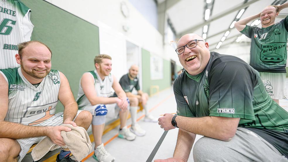Gute Laune beim BSV-Coach: Michael Veenhuis (kniend rechts) feierte am Sonntag seinen 50. Geburtstag mit einem 72:62-Sieg gegen den TV Delmenhorst II im Gepäck. Marco Janßen (links) hatte mit 30 Punkten großen Anteil daran.  © Foto: Bruins