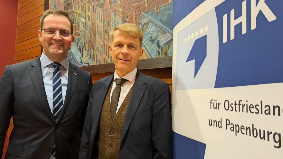 IHK-Geschäftsführer Max-Martin Deinhard (links), hier mit IHK-Präsident Dr. Bernhard Brons, fordert Anstrengungen der Politik, um die Betriebe auch in Ostfriesland wieder wettbewerbsfähiger zu machen.  © Szyska