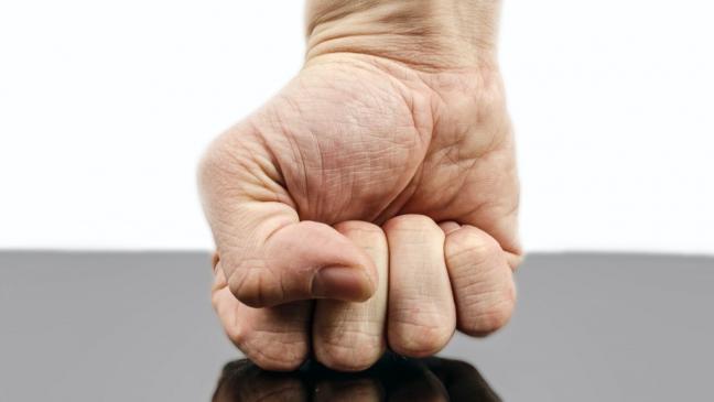 Faustschlag nach Streit auf Tanzfläche