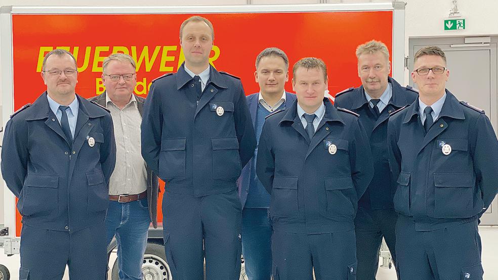 Die Mitglieder der Feuerwehr Bunde (vorne von links) Frank Volkhusen, Jörg Hoffmann, Timo Smid und Dennis Iwanoff feierten ihr silbernes Dienstjubiläum. Der Feuerwehrausschuss-Vorsitzende Lukas-Enno Oltrop, Bürgermeister Uwe Sap und Ernst Berends als stellvertretender Kreisbrandmeister (von links) überreichten ihnen die Urkunden und gratulierten.  © Foto: Kuper