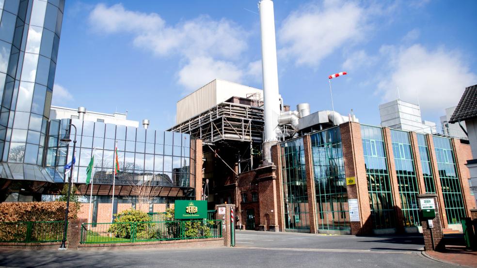 Unbekannte haben am frühen Mittwochmorgen telefonisch mit automatischen Bandansagen jeweils mit Explosionen in der Brauerei in Jever (Foto) und im Brauhaus Varel gedroht. © Dittrich (dpa)