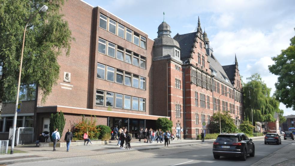 Das Dach und die Fassade des denkmalgeschützten Altbaus des Ubbo-Emmius-Gymnasiums (UEG) in Leer werden saniert. Der Landkreis Leer trägt einen Teil der Kosten. © Wolters