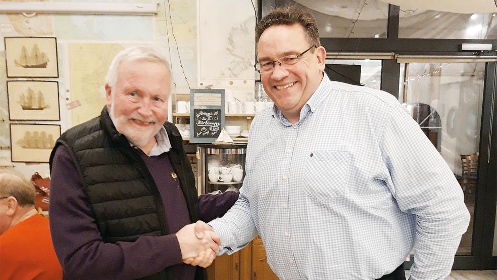 Detlef Troff ehrte Hermann Kuiper (links) für 45 Jahre Mitgliedschaft im Männerchor der »Harmonie«.  © Foto: privat