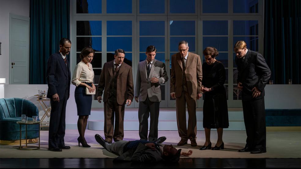 Bühnenstücke auf der Basis von Romanen der Krimiautorin Agatha Christie sind auch in Weener sehr beliebt. Im Bild eine Szene aus »Und dann gab´s keines mehr«, das Stück wird am 23. April in Weener zu sehen sein.  © Foto: Landesbühne