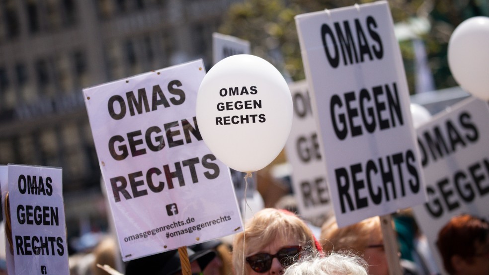 Die bundesweit aktive Initiative »Omas gegen Rechts« ist nun auch im Landkreis Leer vertreten. © Charisius (dpa/Symbolfoto)