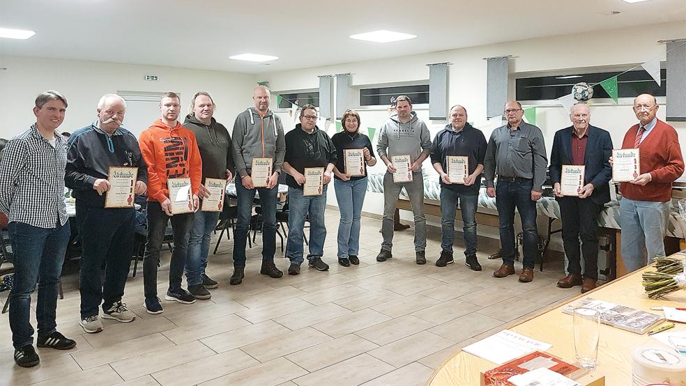 Herbert Waltemathe (1. Vorsitzender, Dritter von rechts) und Micha Gerke (2. Vorsitzender, von links) ehrten Antjo Smeins, Thomas Klinkenborg, Dennis Siemons, Carsten Harders, Holger Groenewold, Svetlana Korte, Jens Tirrel, Thomas Poel, Heinrich Sinningen und Jan Heijen.  © Foto: Siemons