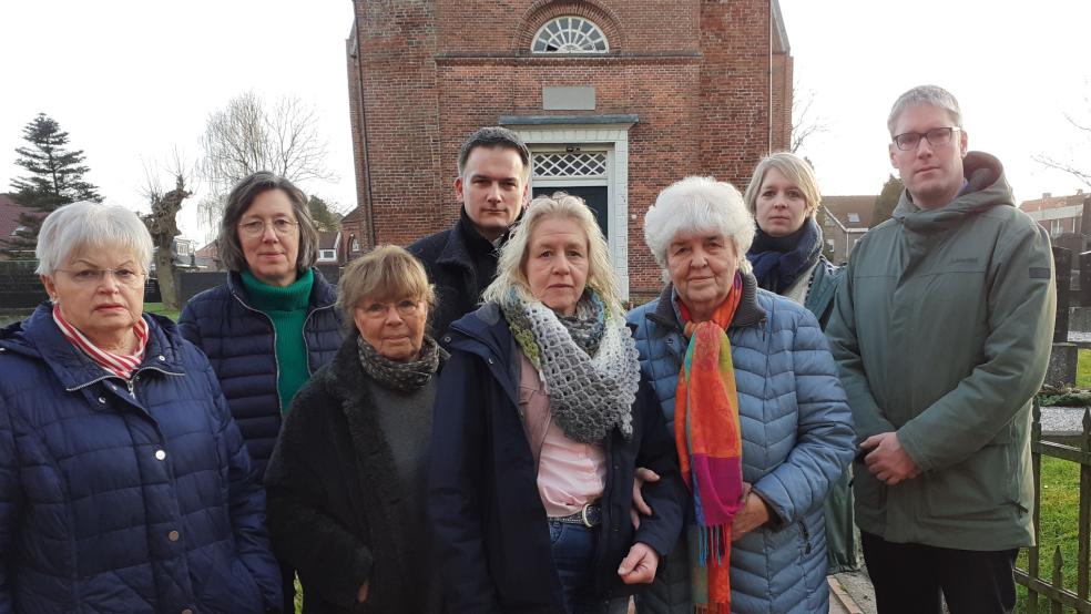 Hoffen auf eine rege Teilnahme am Gedenkgottesdienst in der reformierten Kirche in Bunde: Karin Mittwollen (von links), Christiane Siepker, Evi Neelen, Bundes Bürgermeister Uwe Sap, Katrin Meinders, Lina Garen, Pastorin Jana Metelerkamp und Weeners Bürgermeister Heiko Abbas. © Foto: Berents