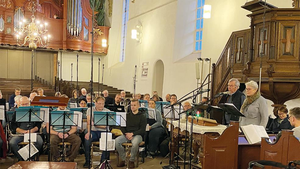 Pastor i.R. Jann Schmidt (Predigt) und Pastorin i.R. Hilke Klüver als Liturgin (beide stehend, rechts) bei dem »Testlauf« einen Tag vor dem Gottesdienst am Sonntag.  © Fotos: Kuper