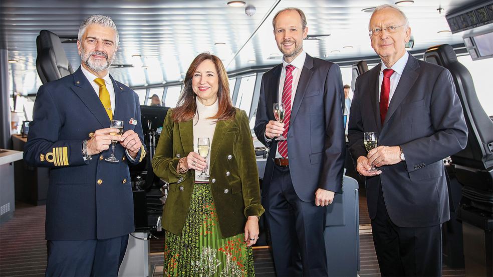 Anfang Dezember lieferte die Meyer Werft die »Carnival Jubilee« an die Reederei Carnival Cruise Line ab. Von links: Kapitän Andrea Catalani und Reederei-Präsidentin Christine Duffy mit Geschäftsführer Jan Meyer und Seniorchef Bernard Meyer.  © 