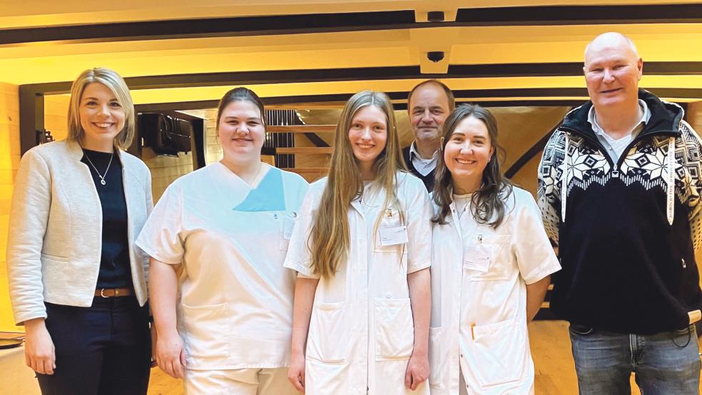 Bürgermeisterin Vanessa Gattung empfing mit dem Ersten Stadt Hermann Wessels (hintere Reihe) die Studentinnen Laura van der Beek, Suze Wiede und Flool Wenemars sowie Dr. Harald Orfgen, Leiter der Papenburger Außenstelle der University of Groningen North West Germany (UGNWG), auf der Brigg Friederike.  © Foto: Stadt Papenburg