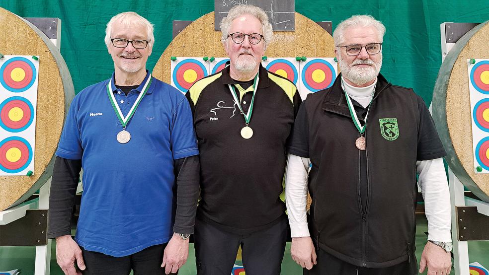 Das Podium der Senioren: 1. Peter Gerdes (Mitte, SV Leer, 514 Ringe), 2. Heinz Kobiela (links, Auricher SV, 513), 3. Willi Hühnerbein (Vegesacker SV, 512).  © Foto: privat