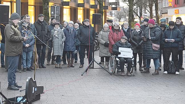 100. Mahnwache mit 150 Teilnehmern