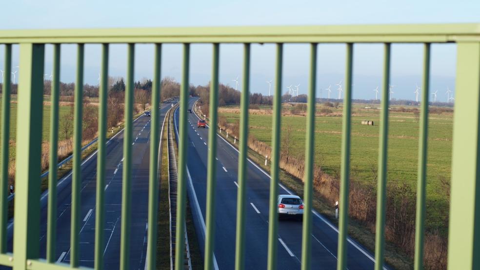 Von einer Autobahnbrücke (Beispielfoto) in Ihlow warfen Unbekannte Steine auf darunter fahrende Autos. © pixabay