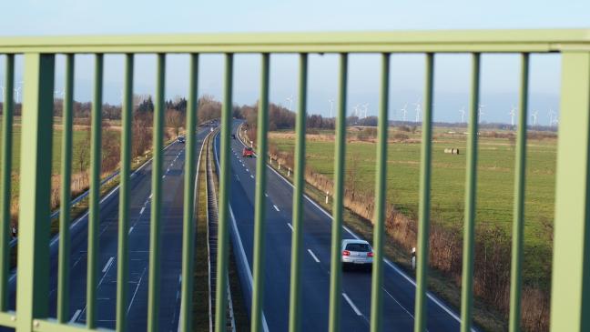 Steine von Autobahnbrücke geworfen