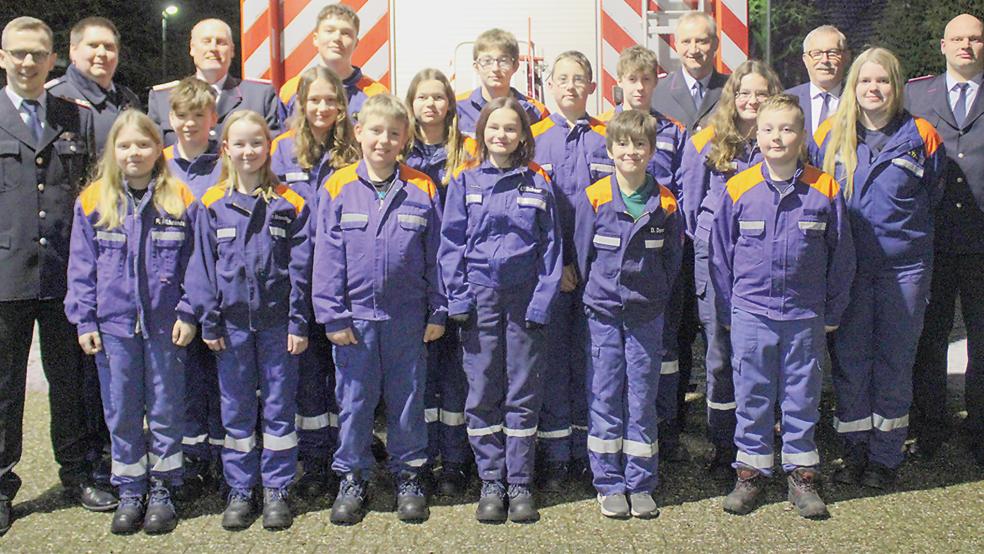 Die Jugendfeuerwehr Weenermoor mit ihren Gästen. Hinten von links: Jugendfeuerwehrwart Nico Diddens, der stellvertretende Kreisjugendfeuerwehrwart Jens Schmitt und Stadtjugendfeuerwehrwart Ewald Freese. Hinten von rechts: Der stellvertretende Jugendfeuerwehrwart Ingo Wolters, der stellvertretende Bürgermeister Helmut Geuken und Ortsbrandmeister Wilhelm Heijen.<br />  © Foto: Feuerwehr/Rand