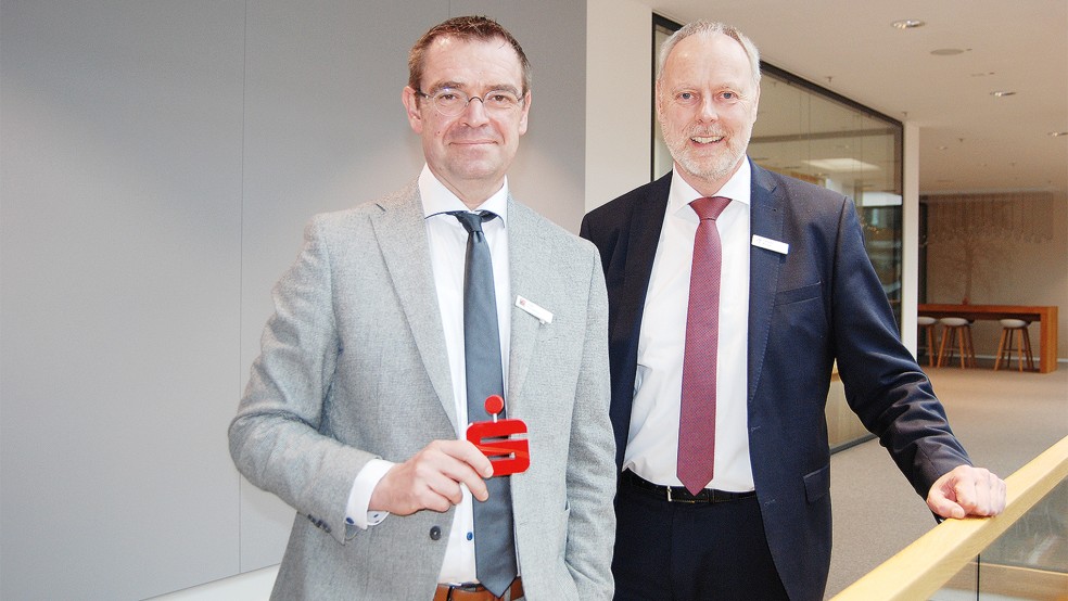Ingo Fortkamp und Carsten Rinne als Vorstand der Sparkasse LeerWittmund gehen optimistisch in das noch junge Jahr 2024. © Hoegen