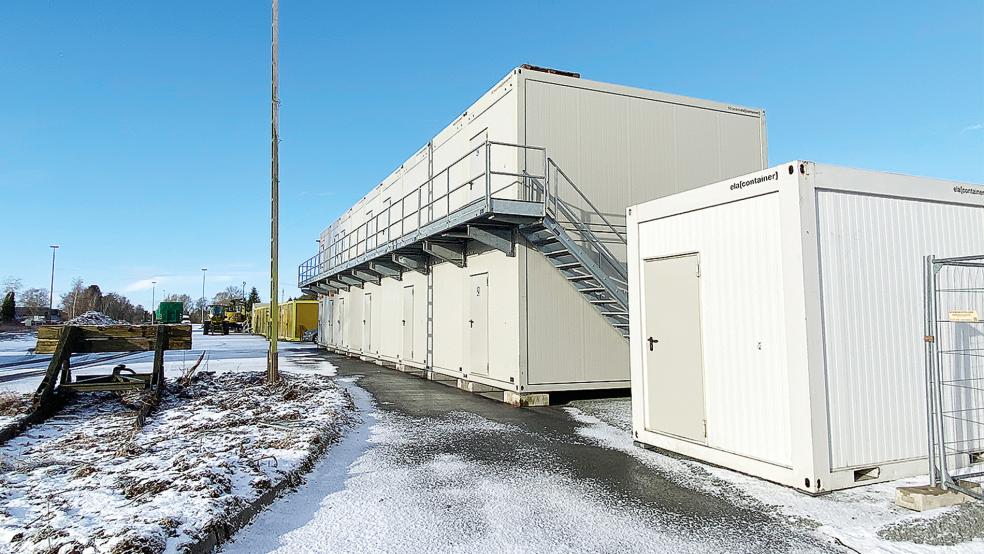 Auf der Fläche des ehemaligen Verladebahnhofs in Weener stehen nun viele Baucontainer.  © Foto: Hanken