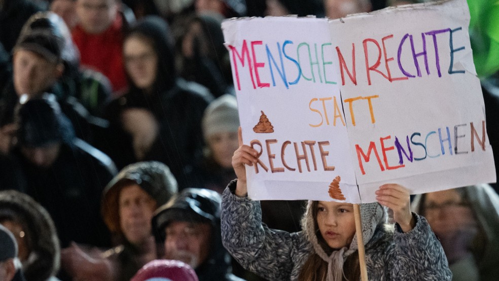 Wie vielerorts in ganz Deutschland soll am Samstag, 3. Februar, auch in Leer »mit klarer Kante« ein Zeichen für Demokratie und Vielfalt gesetzt werden. © Roessler (dpa/Symbolfoto)