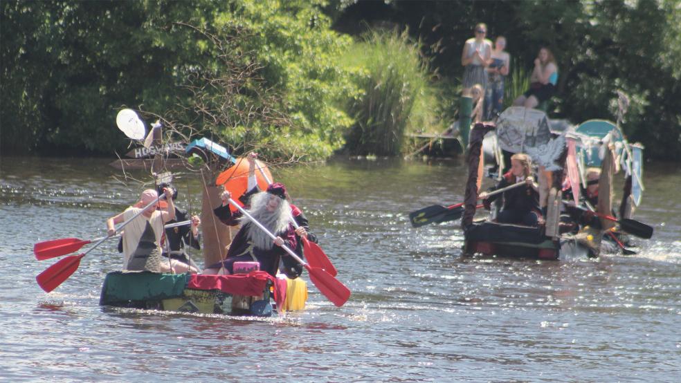 Beim »Badewannen-Rennen« auf dem Sieltief bei Pogum stehen neben dem sportlichen Kräftemessen der Spaß, die Kreativität und die Gemeinsamkeit im Mittelpunkt. Das Bild entstand bei der letzten Auflage im Juni 2022.  © Foto: Berents