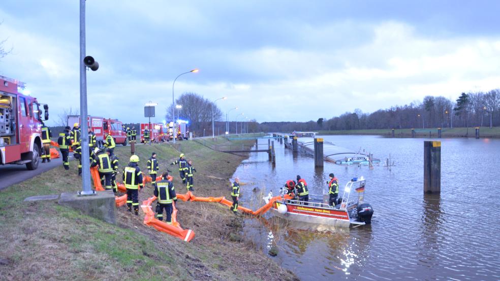 Die Feuerwehr legte auch Ölsperren, um Umweltschäden zu verhindern. © Böckermann