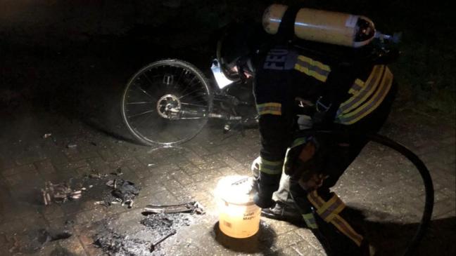E-Bike steht auf Hauseinfahrt in Flammen