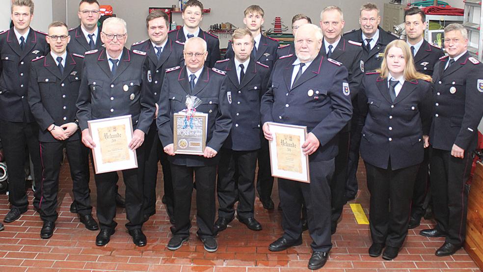 Gasteber und Gäste: Von links Bürgermeister Heiko Abbas, Hendrik Janssen, Nico Diddens, Florian Holtkamp, Broer Wübbena-Mecima (50 Jahre), Wenko Kuper, Jan Schoormann, Peter Hanstra (Ehrenabteilung), Henry Berends, Joost Battermann, Niklas Brants, Ludwig Smid (50 Jahre), Ortsbrandmeister Wilhelm Heijen, der stellvertretende Kreisbrandmeister Ernst Berends, Anke Yzer, Patrick Lipkowski und der stellvertretende Ortsbrandmeister Ingo Janssen.  © Foto: Feuerwehr/Rand