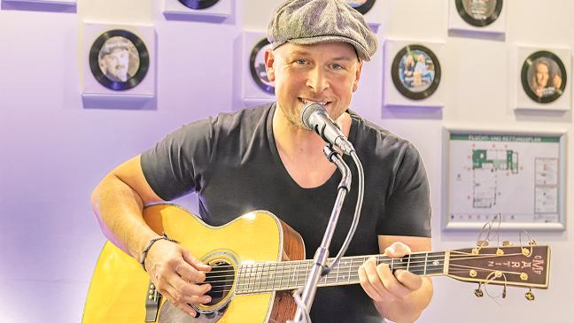 Ein Mann und seine Gitarre