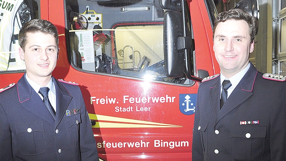 Der neue Ortsbrandmeister Jann Freese, links sein Vertreter Yannik Geib.  © Foto: Wolters