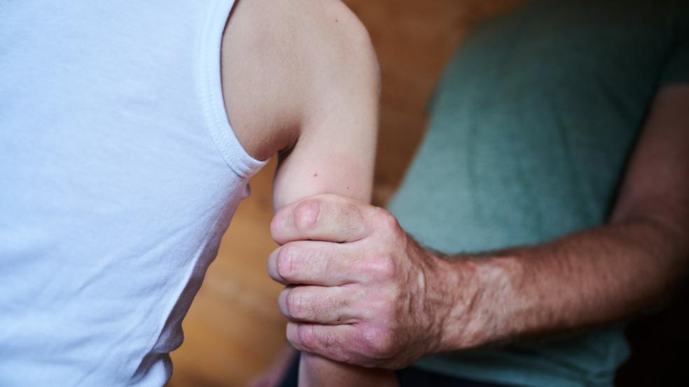 Einem 55-jährigen Angeklagten wird vorgeworfen, in 132 Fällen seine Stieftochter in Wittmund zum Teil schwer sexuell missbraucht zu haben. © Riedl (dpa/Symbolfoto)