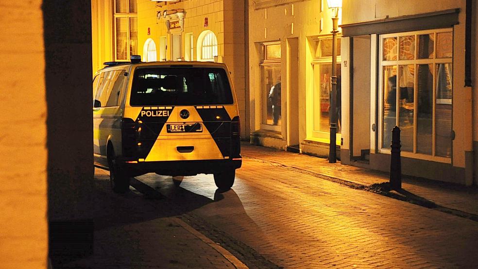 Für ihre Ermittlungen sperrte die Polizei die Norderstraße ab. Dort finden am Tat-Tag und am Sonntag noch Maßnahmen statt. © Wolters