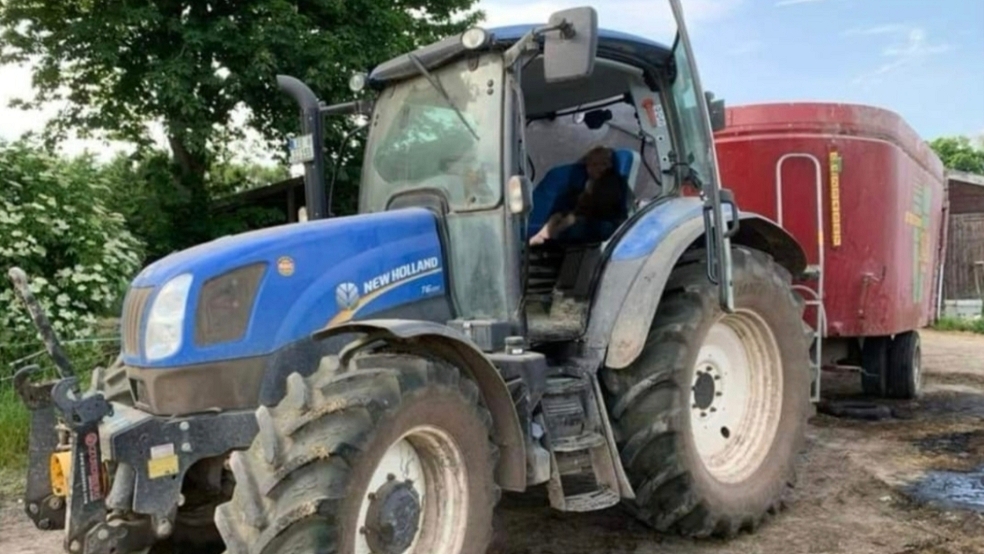 Dieser Traktor wurde in der Nacht zu heute in Holtgaste entwendet. © Polizei/privat