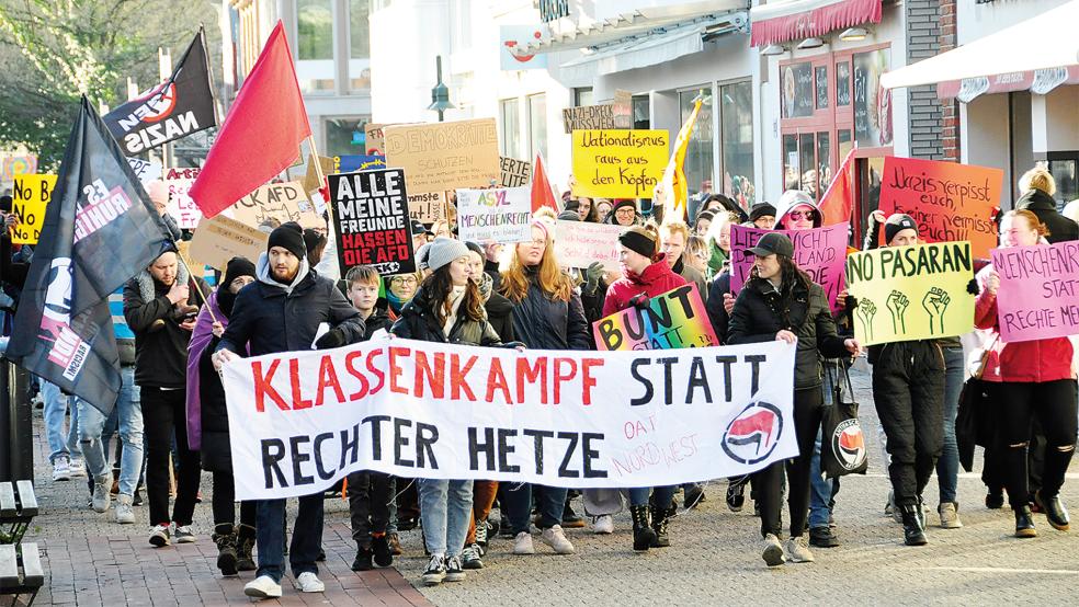Nach der Demonstration des Offenen Antifaschistischen Treffens (OAT) Nord-West mit rund 400 Menschen am Sonntag (Bild) wird die Kreisstadt Leer am kommenden Samstag ab 14 Uhr erneut zum Schauplatz einer Kundgebung gegen Rechtsextremismus. © Foto: Wolters