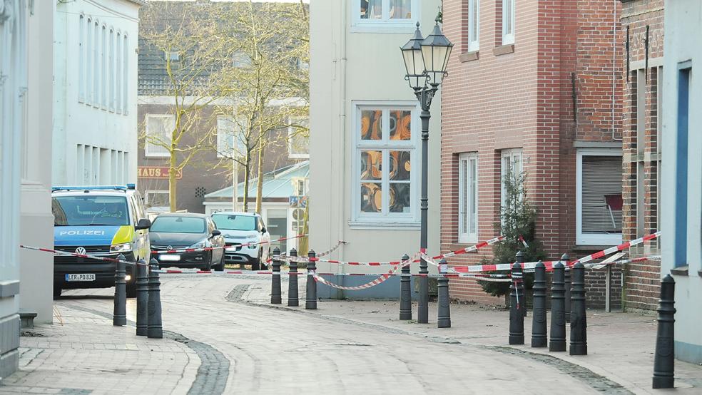 Die Norderstraße in der Altstadt von Weener war für Ermittlungen gesperrt.  © Foto: Wolters